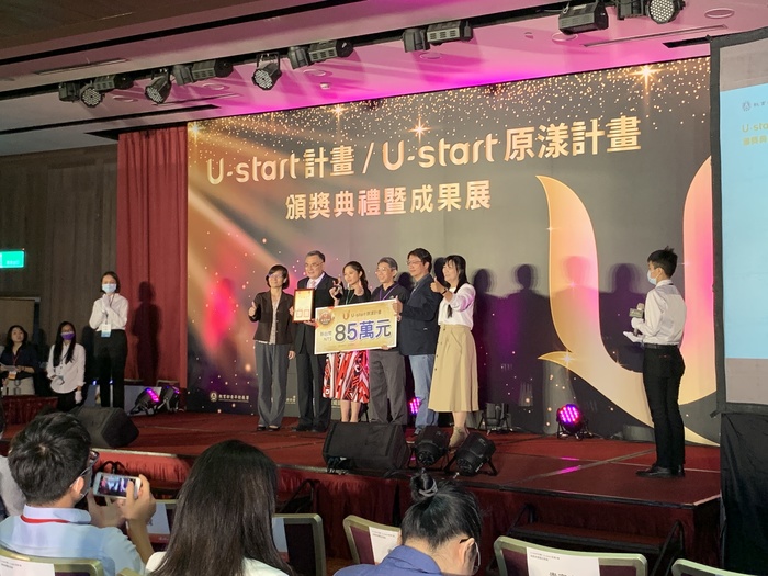 ▲禮沐獲獎，聯大校長李偉賢與育成團隊分享榮耀(另開新視窗/jpg檔)圖片
