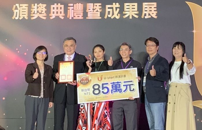 ▲禮沐獲獎，聯大校長李偉賢領取感謝狀(另開新視窗/jpg檔)圖片