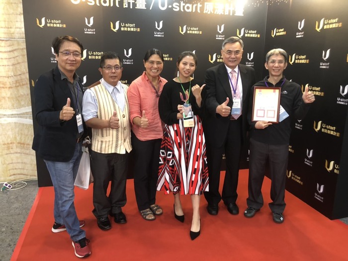 ▲聯合大學育成團隊與禮沐工作坊林珍珠及家人合影(另開新視窗/jpg檔)圖片