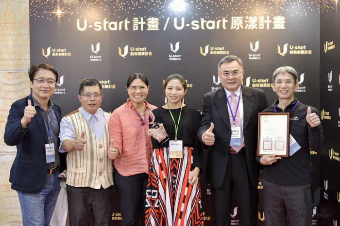 ▲聯大育成團隊與禮沐工作坊林珍珠及家人合影(U-start網站下載)(另開新視窗/jpg檔)圖片