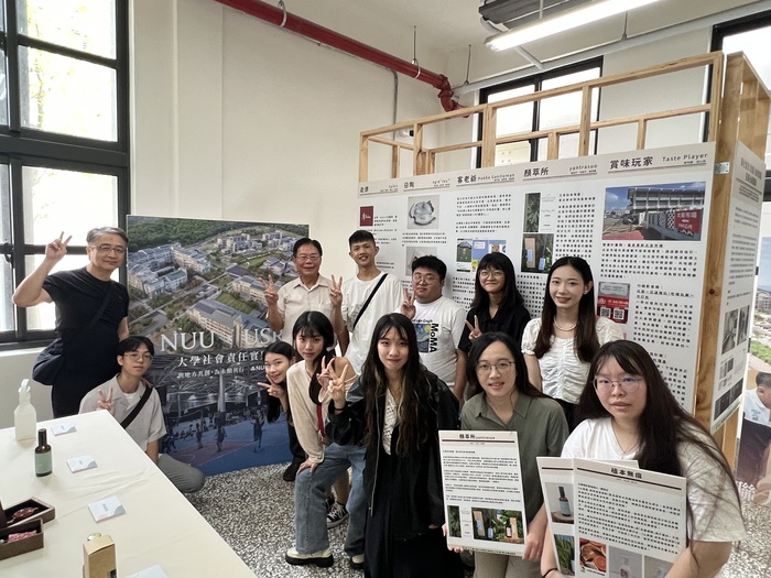 青年洄游團隊在台鐵火車頭園區聯大館展出圖片