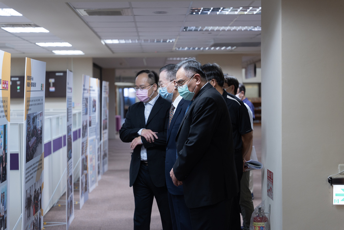 李偉賢校長帶領簡又新大使與夥伴參觀本校SDGs成果展示圖片